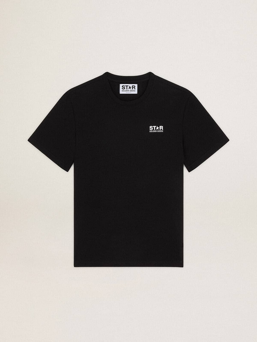 対照的な白いロゴと星が入ったメンズの黒いtシャツ