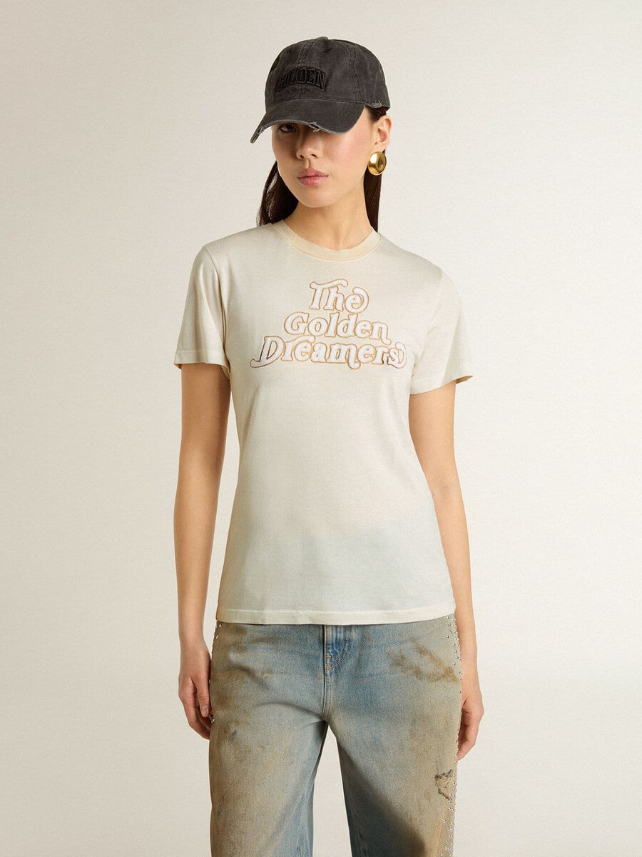 フロントにプリントが入ったレディースの白いtシャツ