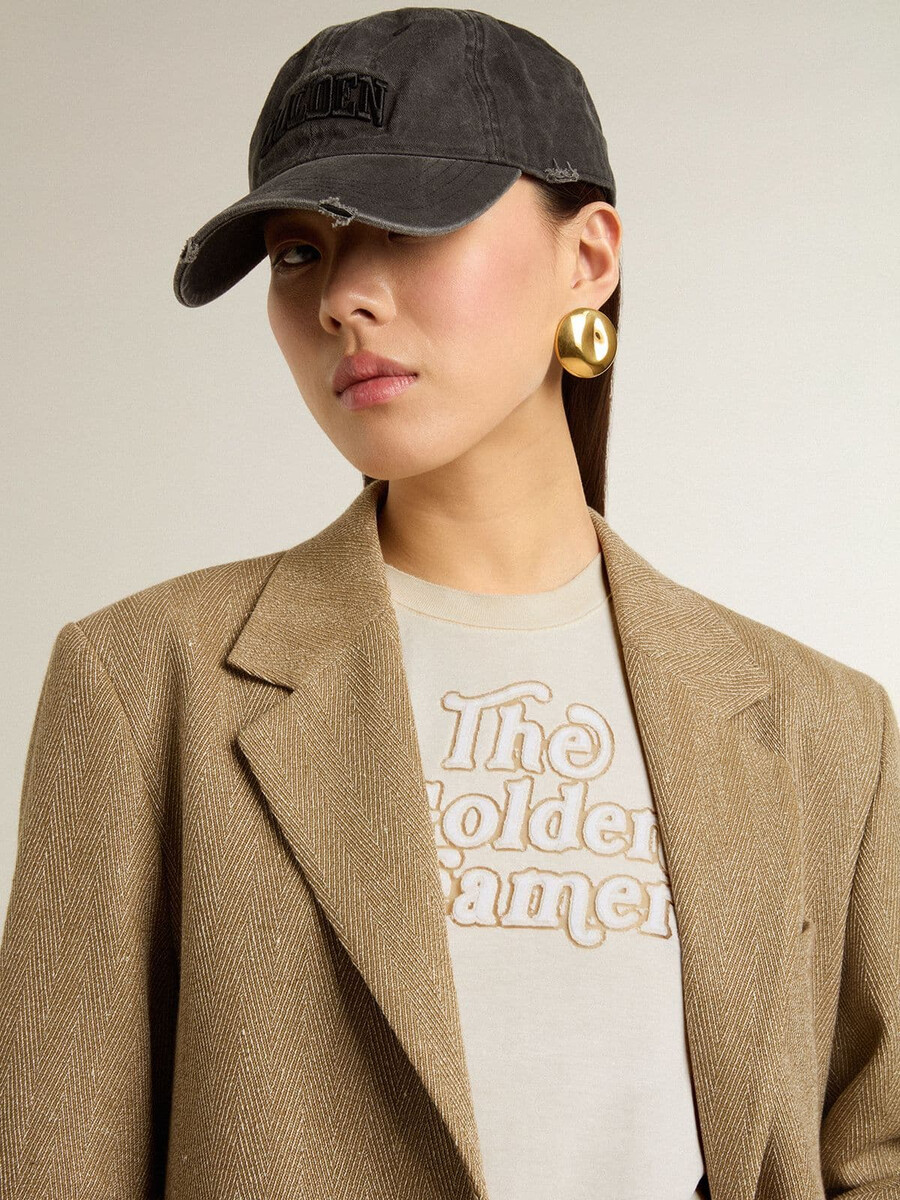 フロントにプリントが入ったレディースの白いtシャツ