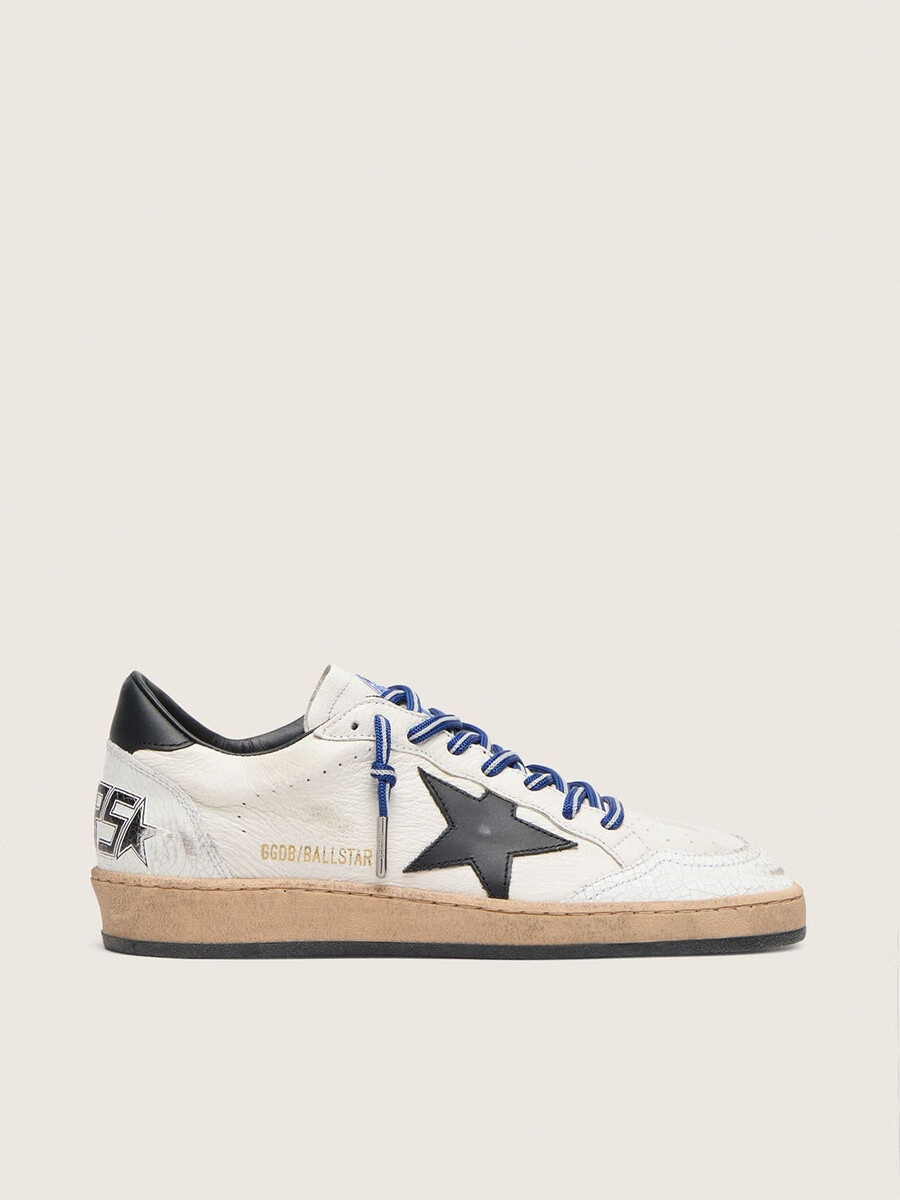 メンズのテニス風ボールスターltd。ホワイトナッパレザーにブラックレザーのスターとヒールタブをあしらっています。