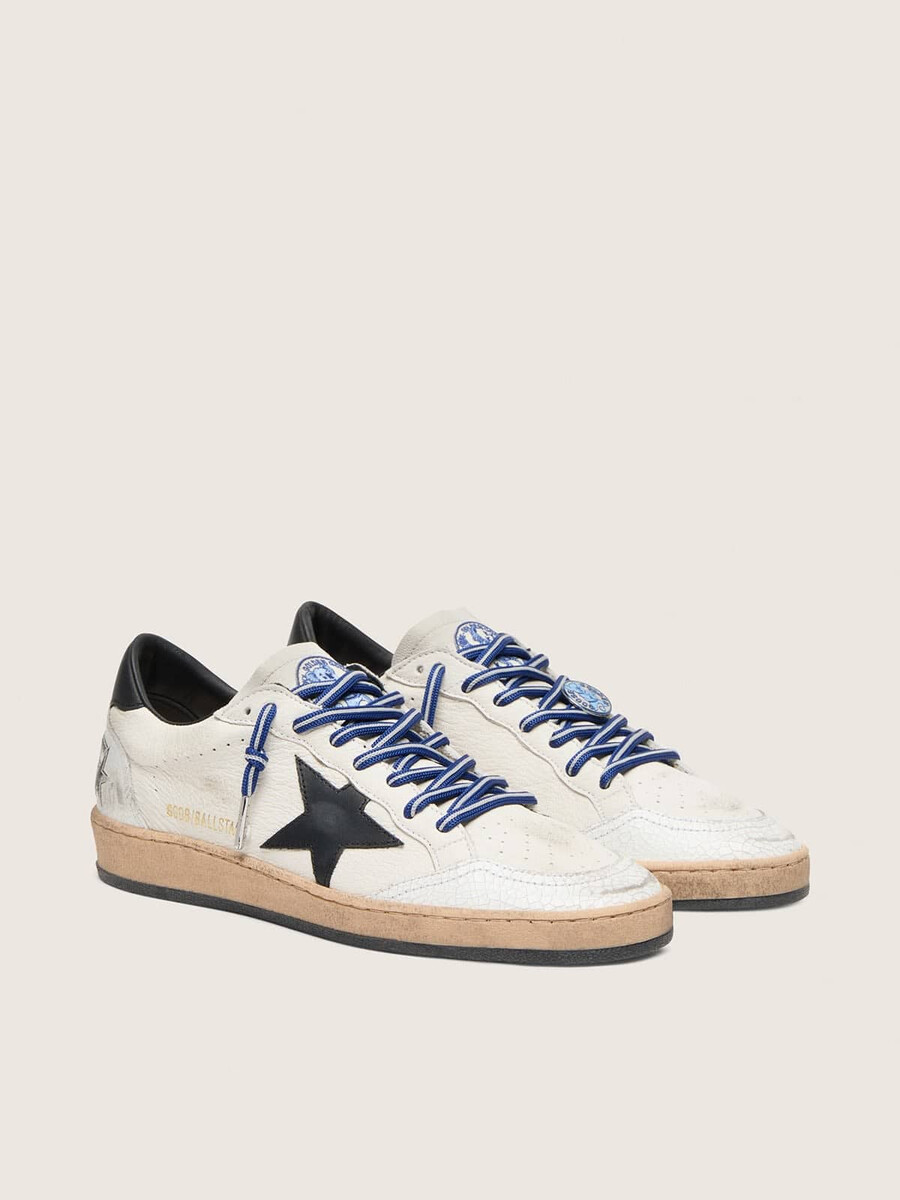 メンズのテニス風ボールスターltd。ホワイトナッパレザーにブラックレザーのスターとヒールタブをあしらっています。