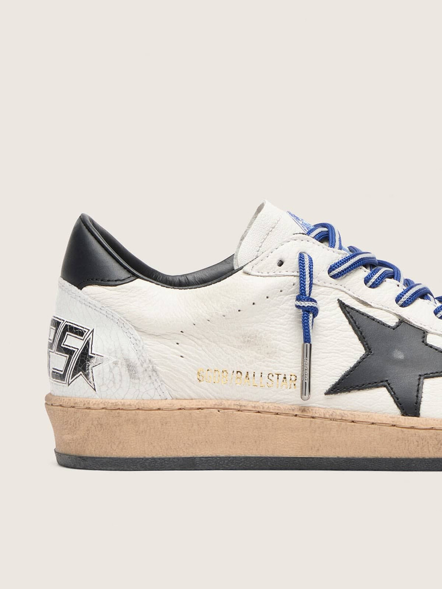 メンズのテニス風ボールスターltd。ホワイトナッパレザーにブラックレザーのスターとヒールタブをあしらっています。