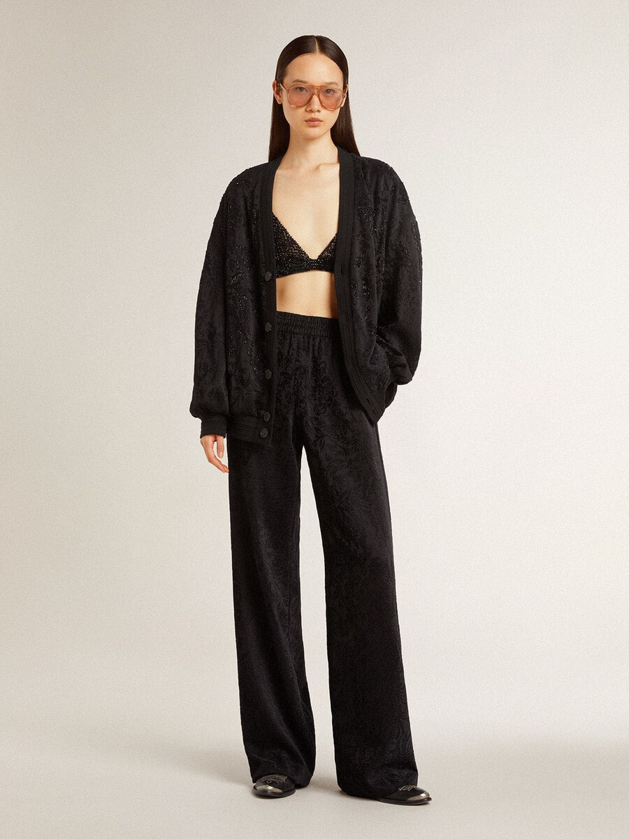 砂色の刺繍が施された黒のレザーの若々しいアンクルブーツ