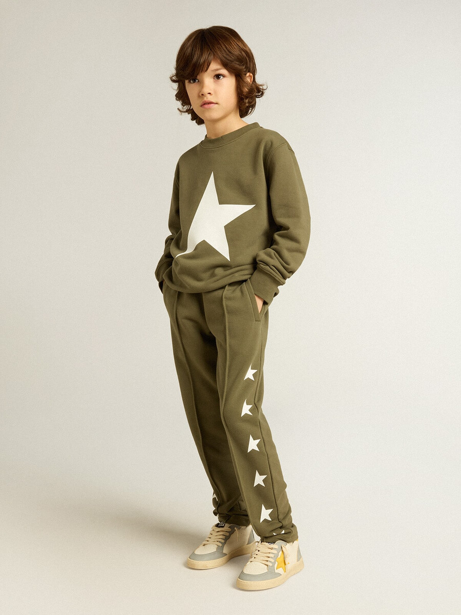 白い星が入ったミリタリーグリーンの男の子用ジョガーパンツ