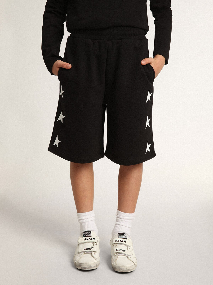 白い星が付いた男の子用の黒いバミューダパンツ