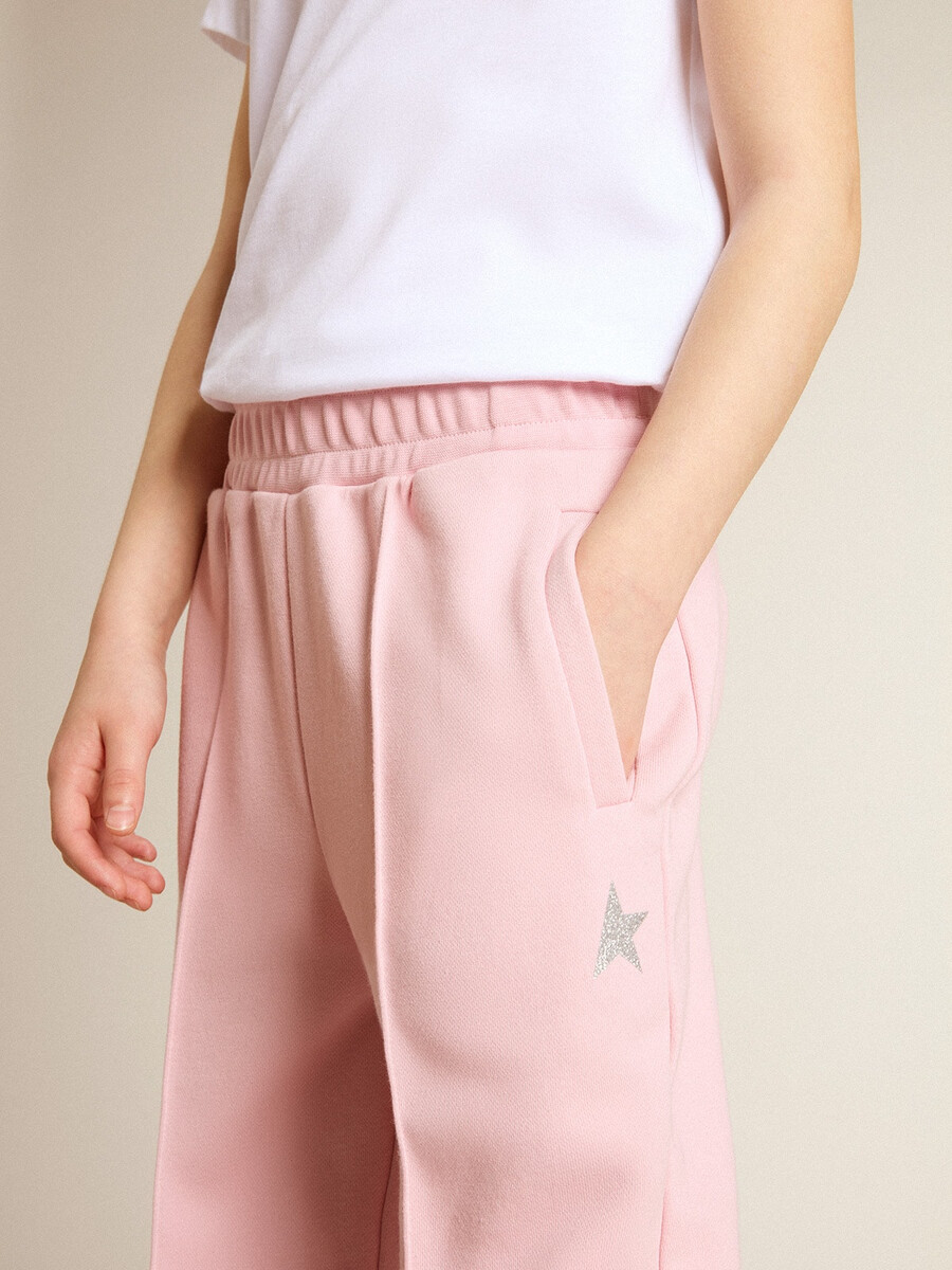 前面にキラキラの星が付いたピンクのジョガーパンツ