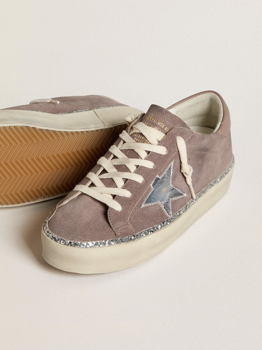 スエード素材にシルバーのレザースターとレザーヒールタブをあしらったレディースhi star