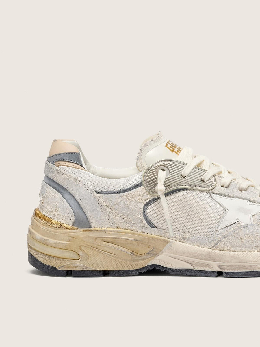 スエードとメッシュのメンズ ダッドスター。ホワイト レザーのスターとベージュ レザーのヒールタブ付き。