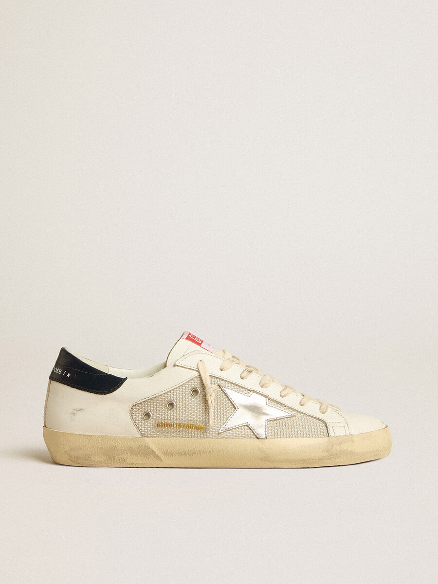 メッシュとレザーを使用したメンズ スーパースター ltd。シルバーのスターとブルーのヒールタブ付き。