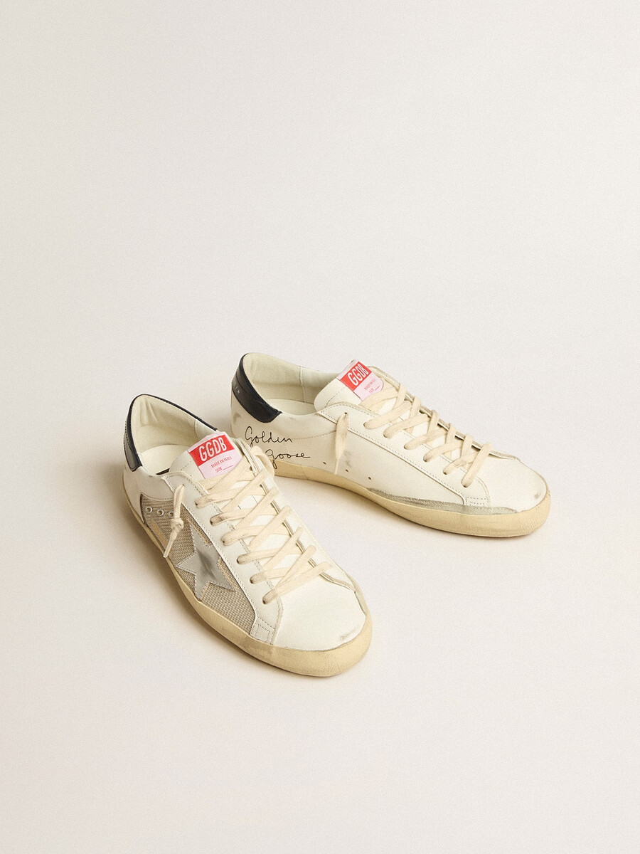 メッシュとレザーを使用したメンズ スーパースター ltd。シルバーのスターとブルーのヒールタブ付き。
