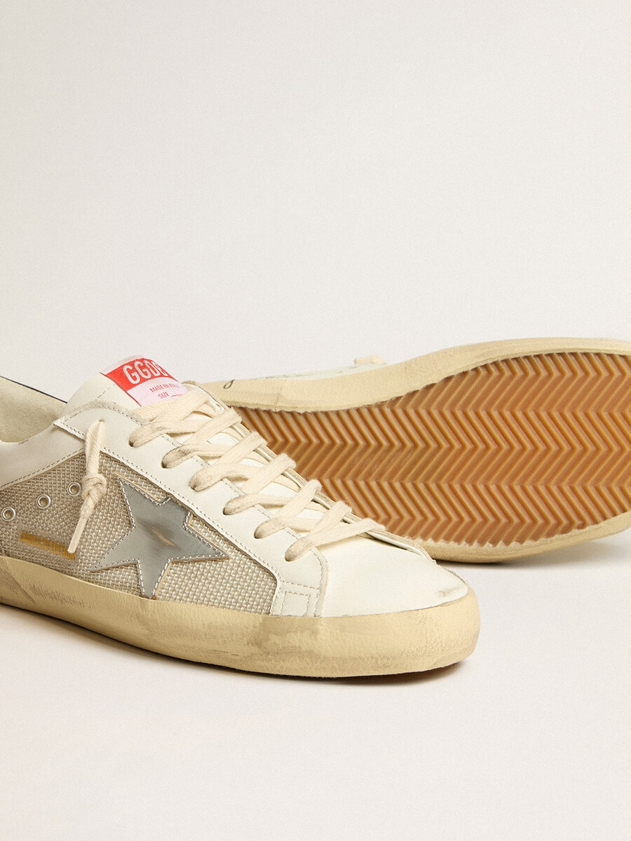 メッシュとレザーを使用したメンズ スーパースター ltd。シルバーのスターとブルーのヒールタブ付き。