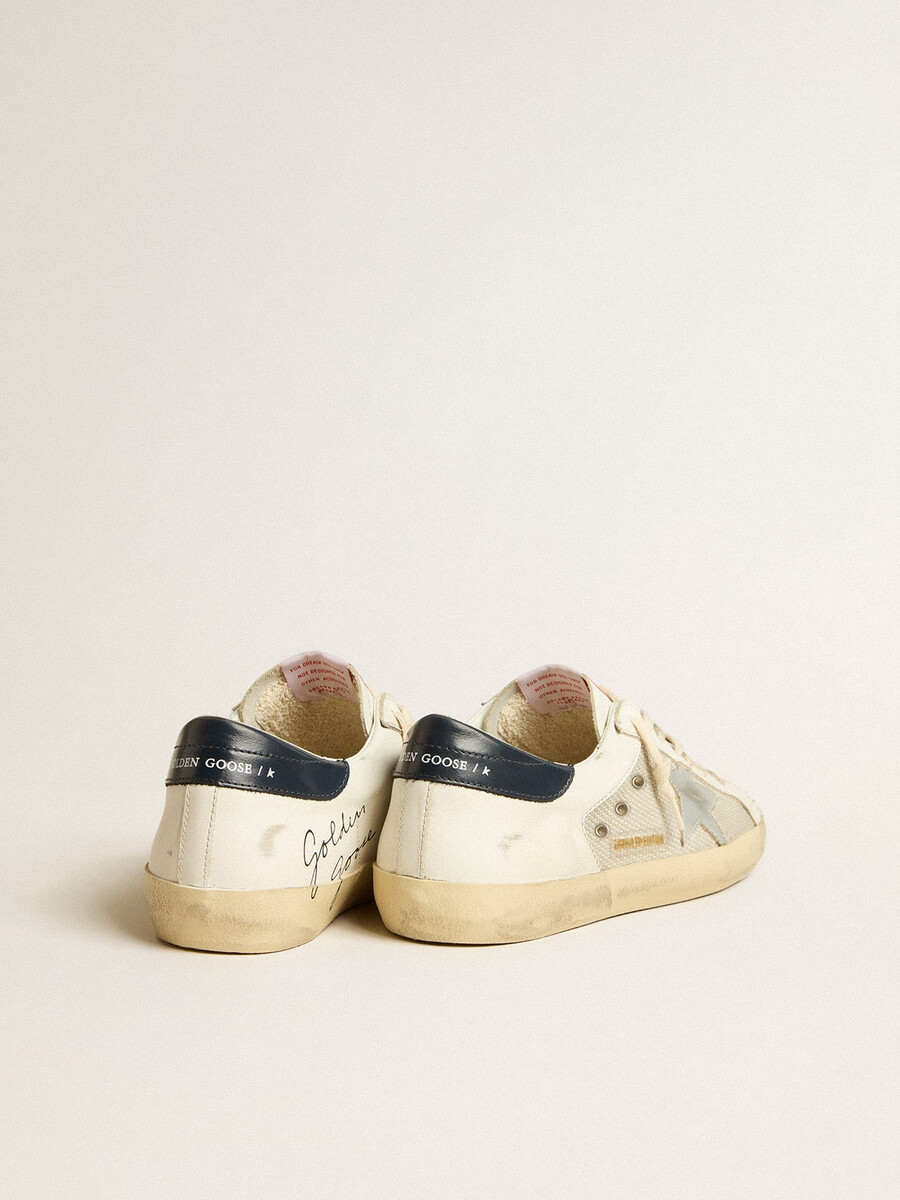 メッシュとレザーを使用したメンズ スーパースター ltd。シルバーのスターとブルーのヒールタブ付き。