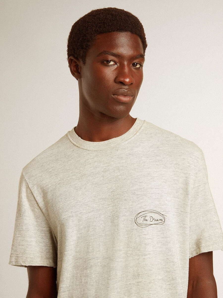 黒い文字が入ったグレーのメンズtシャツ