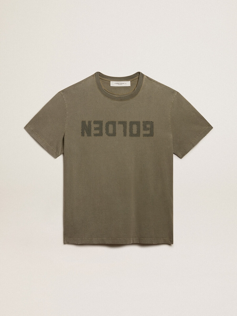 前面に金色の文字が入ったオリーブグリーンのレギュラーフィットtシャツ