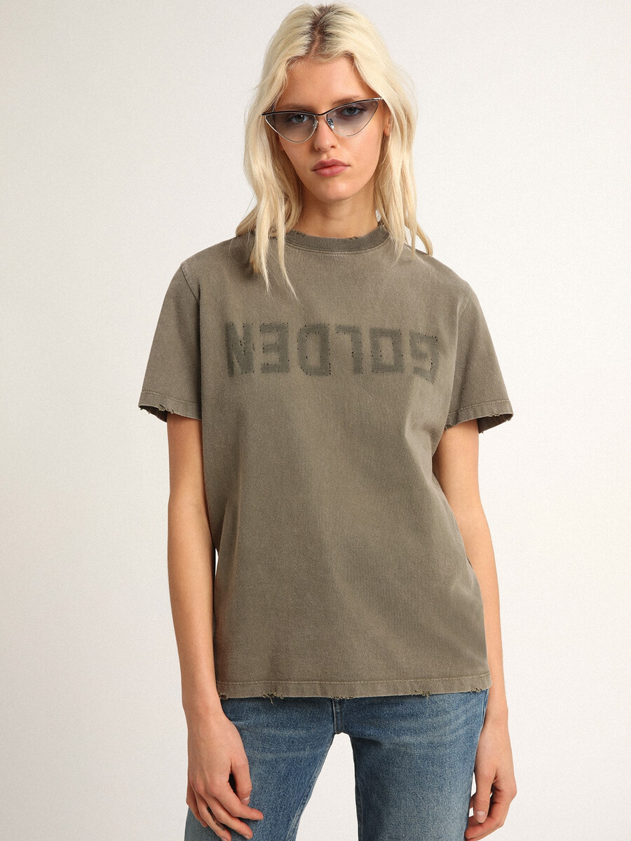 前面に金色の文字が入ったオリーブグリーンのレギュラーフィットtシャツ