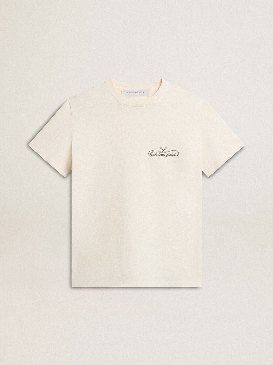 胸にロゴが入った、古びたホワイトのレディースtシャツ