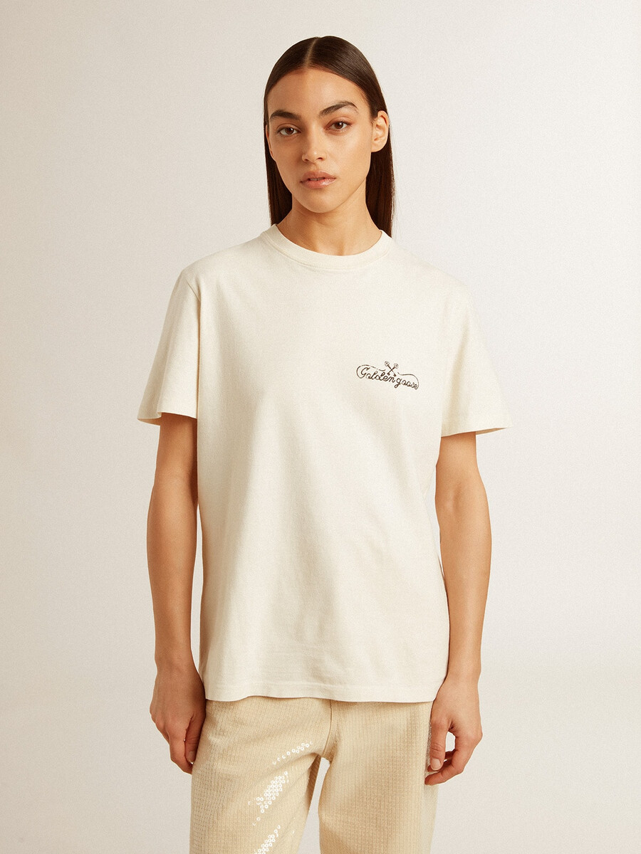 胸にロゴが入った、古びたホワイトのレディースtシャツ