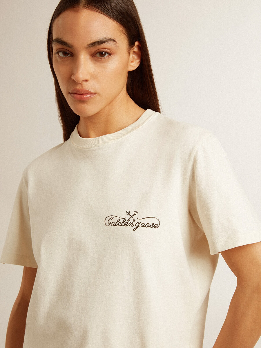 胸にロゴが入った、古びたホワイトのレディースtシャツ
