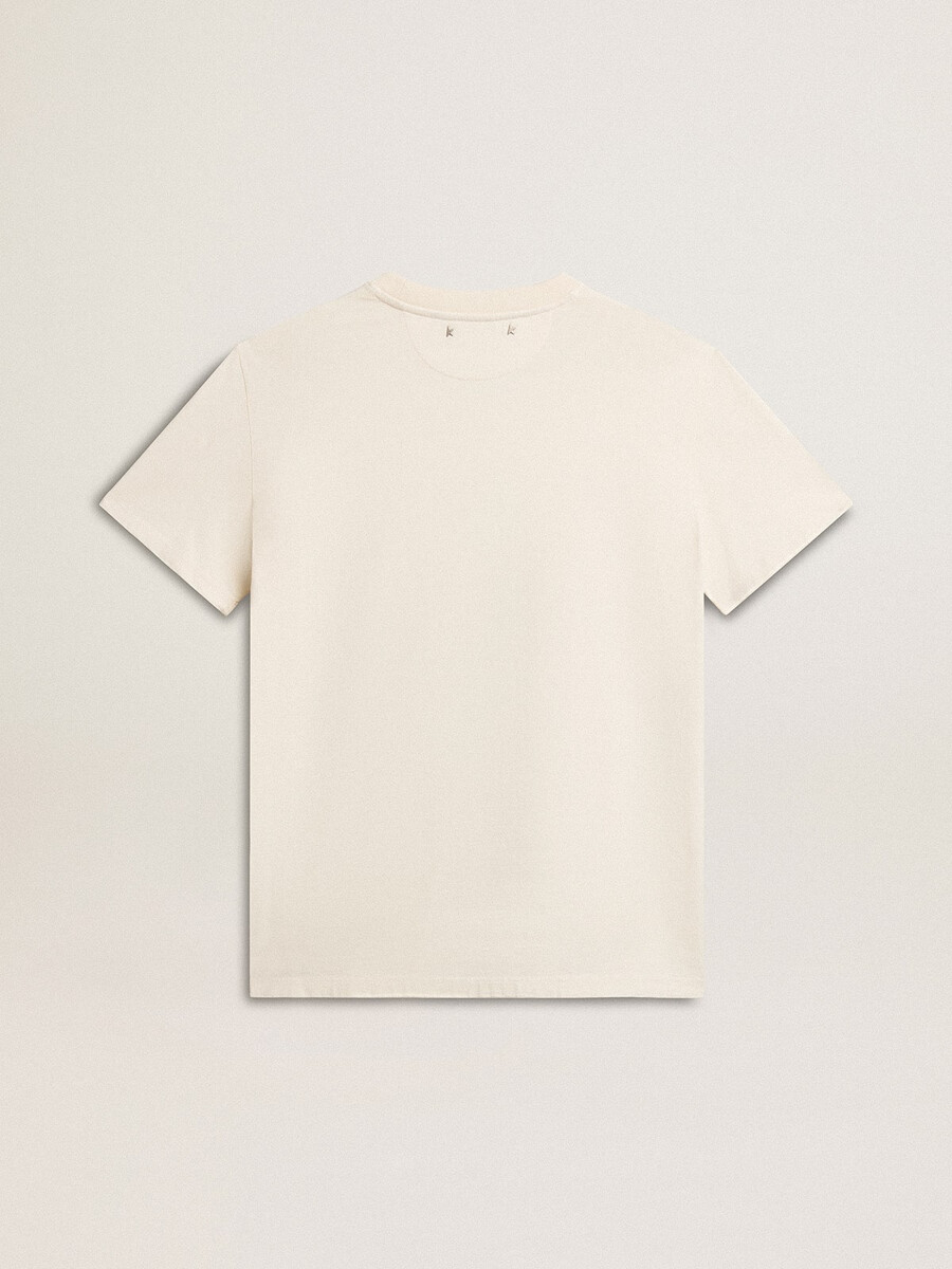 胸にロゴが入った、古びたホワイトのレディースtシャツ