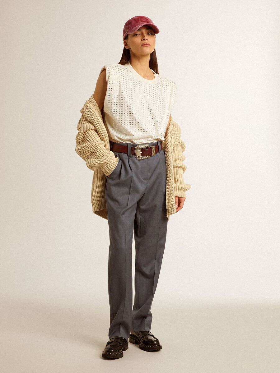クリスタルで装飾された古びた白いノースリーブtシャツ