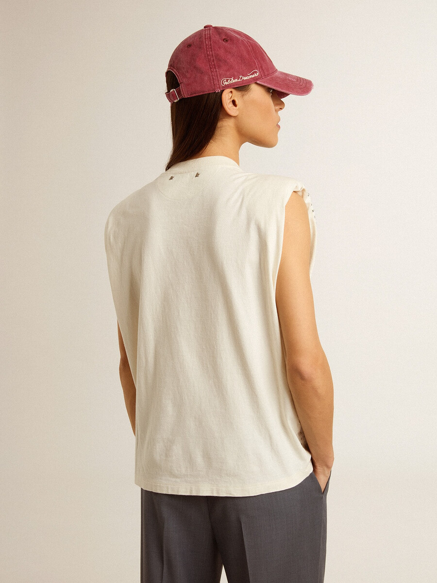 クリスタルで装飾された古びた白いノースリーブtシャツ