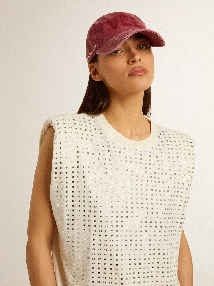 クリスタルで装飾された古びた白いノースリーブtシャツ