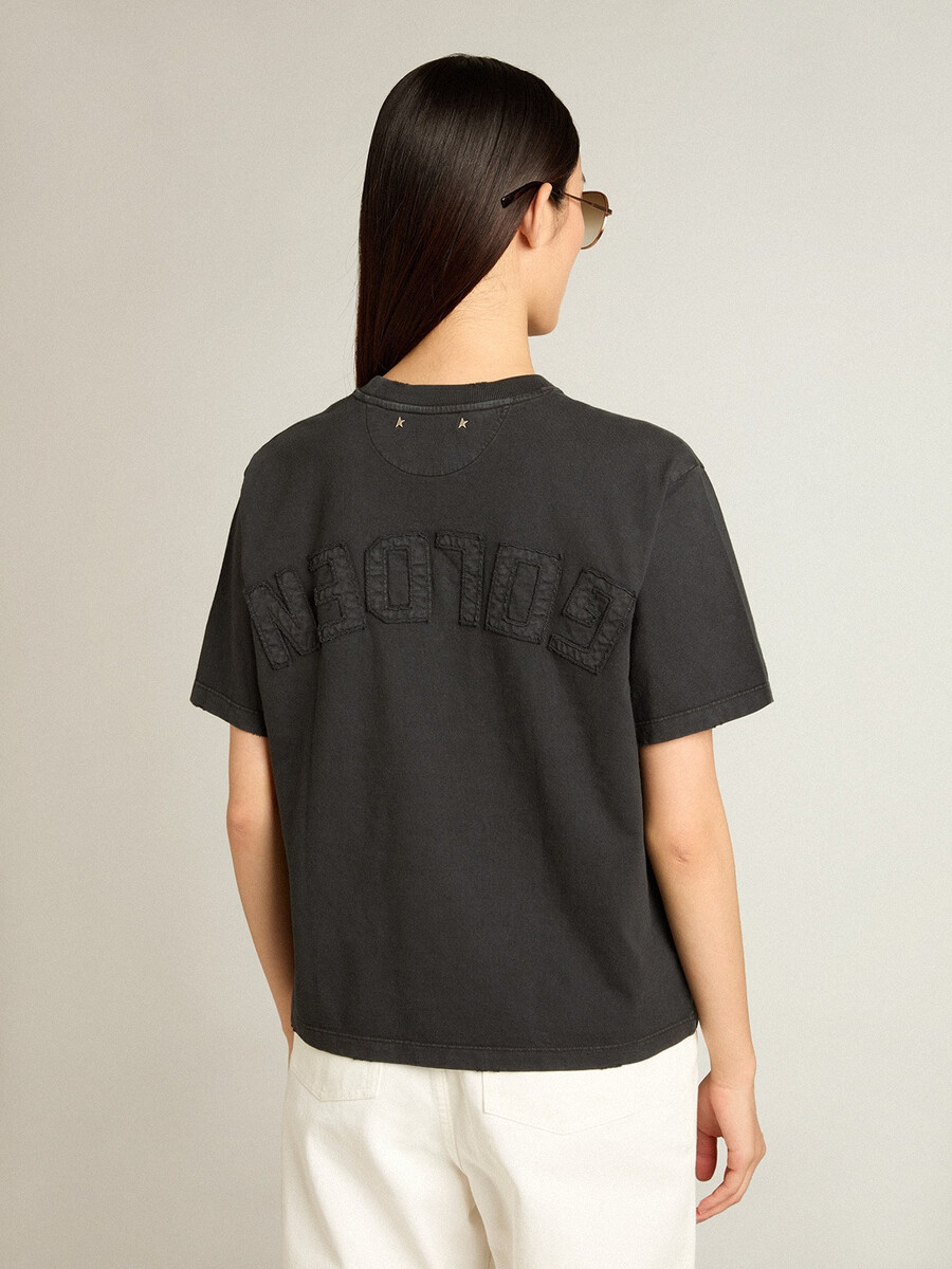 背面にリバースロゴが入ったウォッシュドブラックのtシャツ - ジャージーカプセル