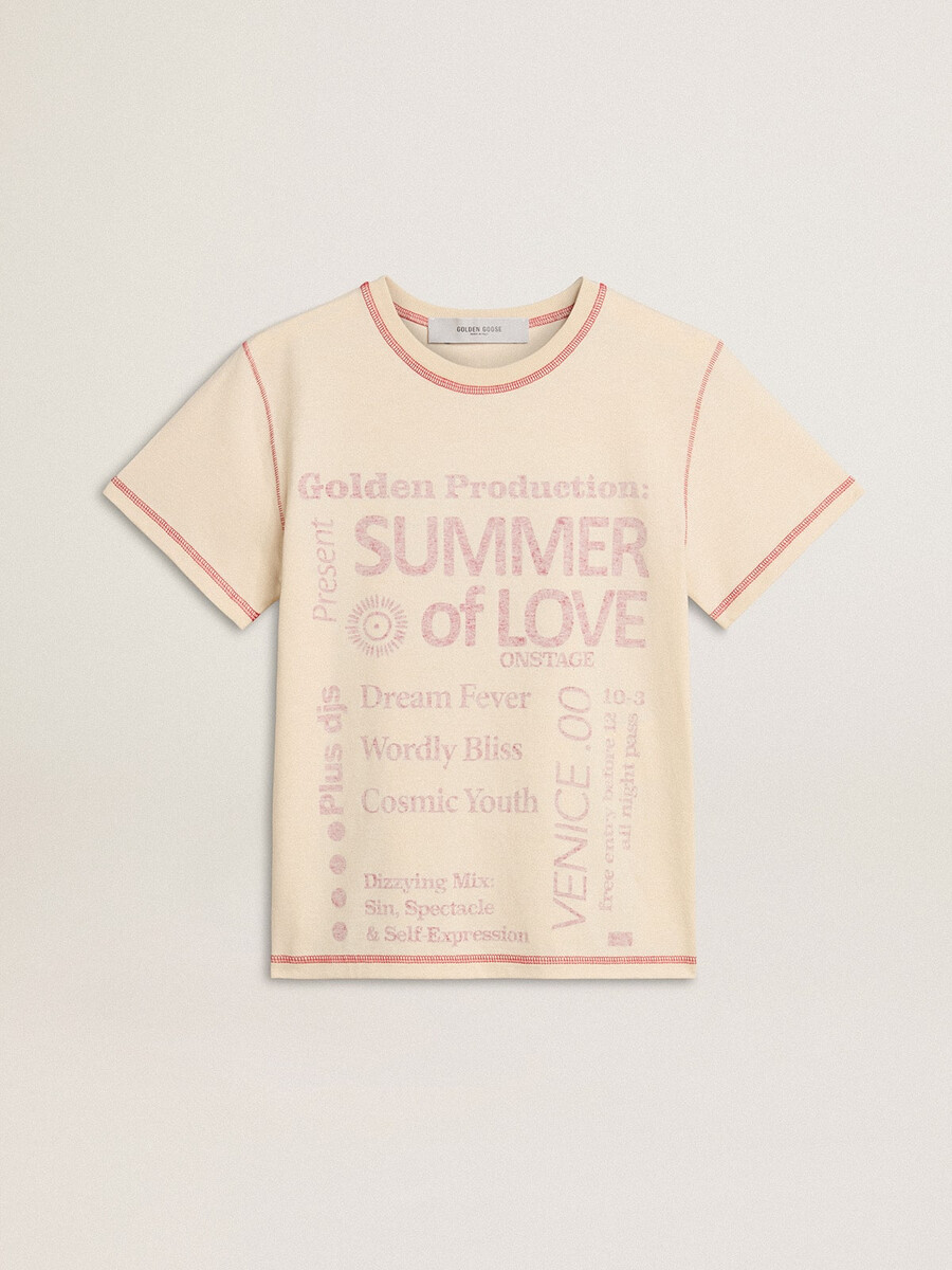 色あせた赤のアクセントが付いたクリーム色のレディースtシャツ