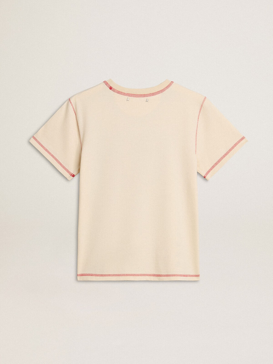 色あせた赤のアクセントが付いたクリーム色のレディースtシャツ